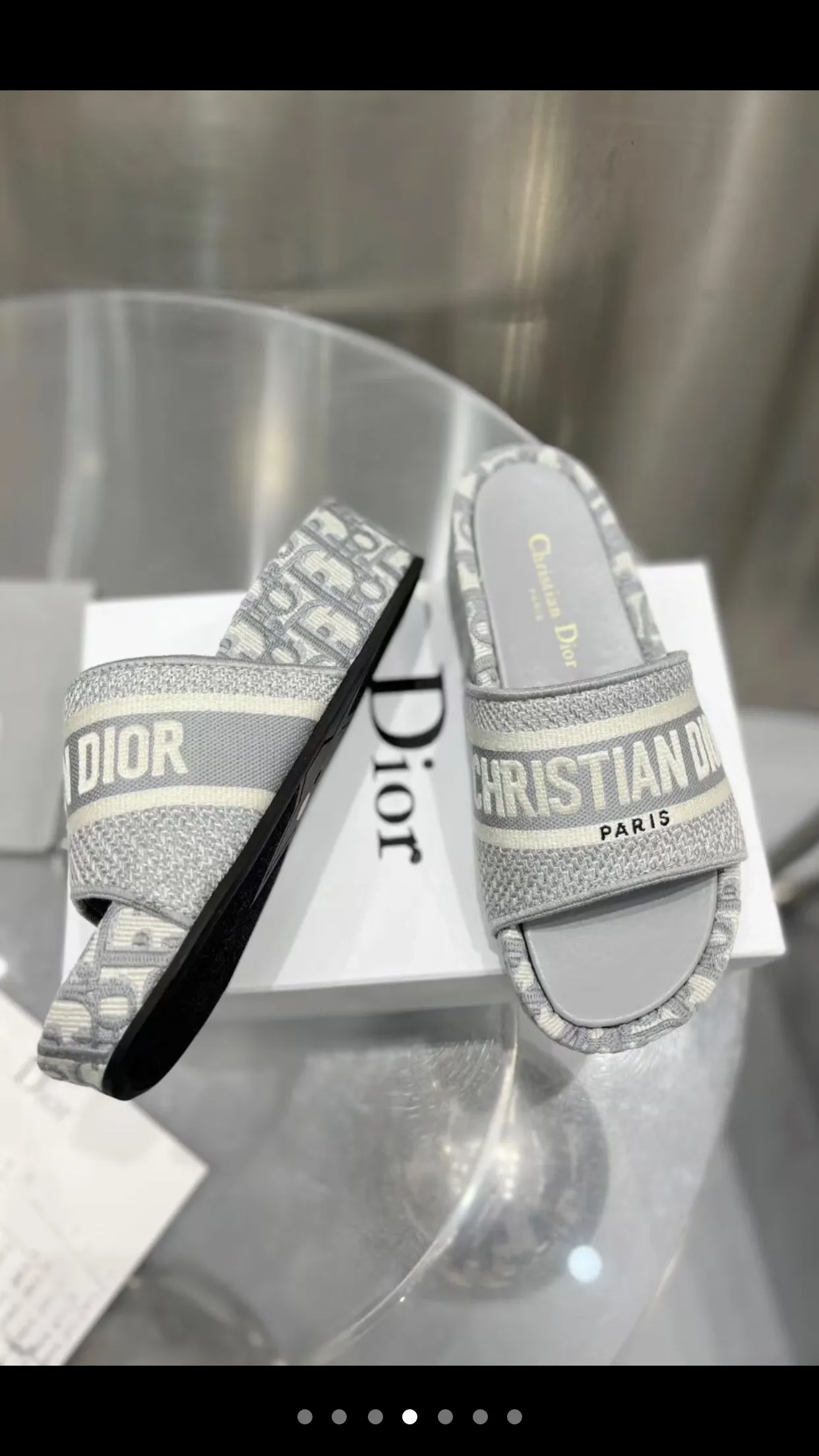 👟👟Ex-factory price 400👟👟 The classic best-selling model continues... 🎈The most popular pair of Dior DIOR wedge-heeled platform slippers DIORBLIQUE pattern jacquard embroidered prince, 🪡designed with classic logo embroidery craft elements. D’s most popular series in the past two years is really great! Super wow! 😘 Retro literary and fresh style, one of the must-have items in spring and summer 👏 💙Buy genuine products and reproduce them, synchronized with ten colors at the counter 💛High version of three-dimensional jacquard embroidered upper, cowhide lining 💚Original molded custom outsole, non-slip and wear-resistant Heel height: 5Cm, long legs to wear Comes with a full set of exquisite packaging Code number: 34-43 (34, 41, 42, 43 are custom-made and cannot be returned or exchanged)